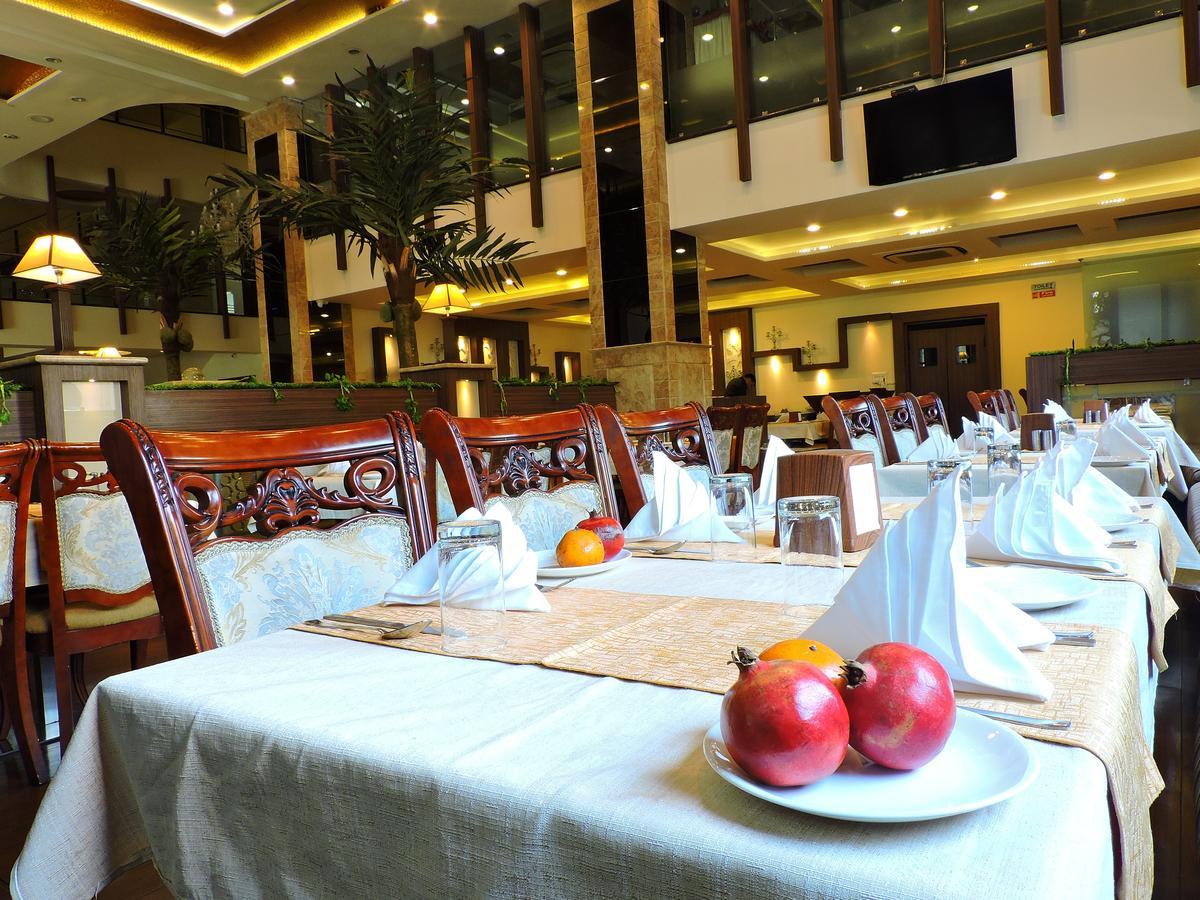 Hotel Devashish Haldwāni Buitenkant foto